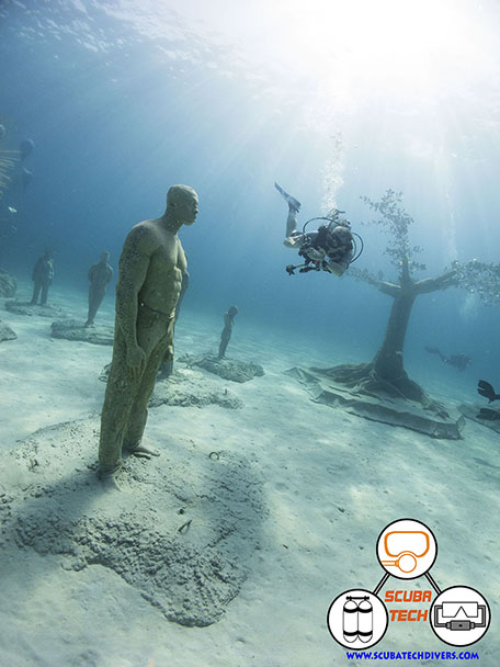 Diver over the MUSAN statues